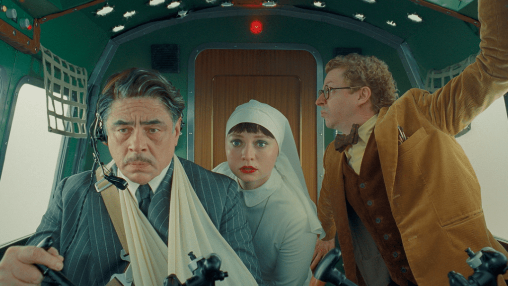 ‘The Phoenician Scheme’ Review: Family Business is Just Another&nbsp;Caper